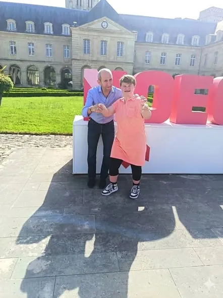 Jean-Pierre Marie avec des enfants accompagnés par Handy Rare et Poly