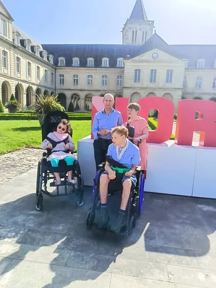 Jean-Pierre Marie auprès des enfants de l'association