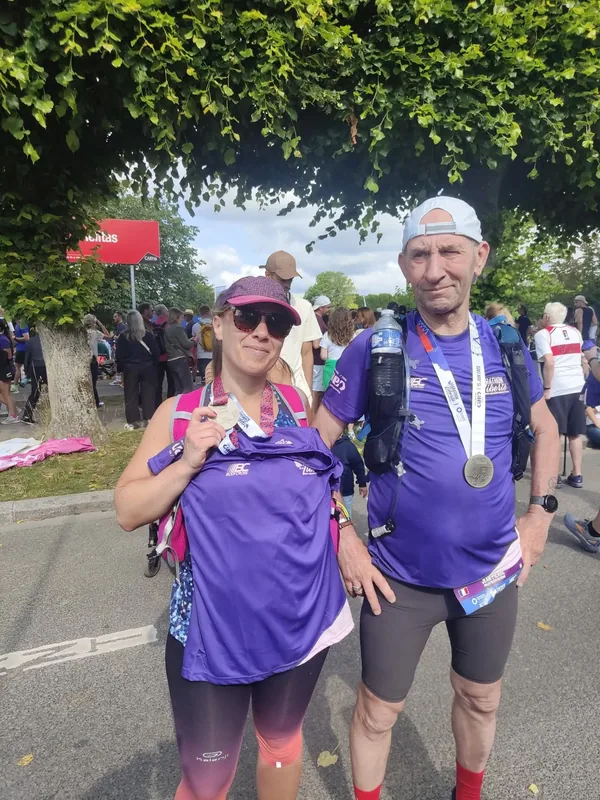 Jean-Pierre Marie et sa fille, médaille au cou, à l'arrivée des 10 km de Caen