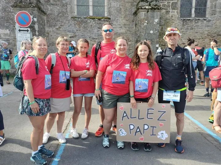 La famille de Jean-Pierre Marie venue le soutenir sur l'Ultra Marin, pancarte « Allez papi »